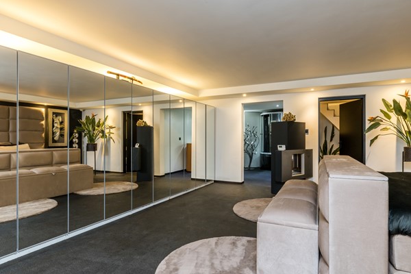 Foto - Te koop: Op een schitterende en rustige locatie in de geliefde villawijk "Moltbos" staat deze stijlvolle, vrijstaande villa met een uitzonderlijk royaal woonoppervlak.